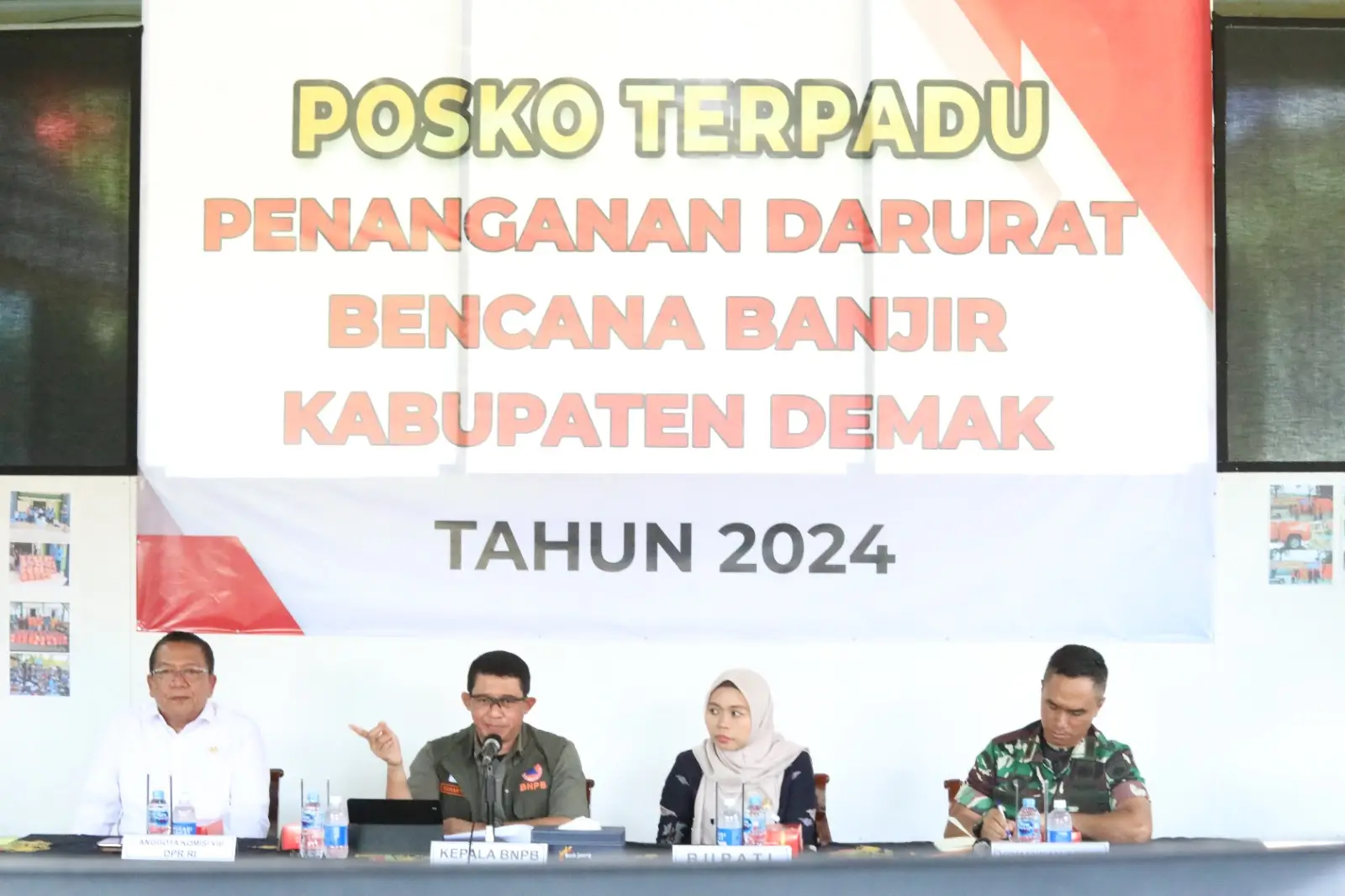 Kepala Badan Nasional Penanggulangan Bencana (BNPB) Letjen TNI Suharyanto saat memberikan arahan pada rapat koordinasi di Pendopo Bupati Demak, Kabupaten Demak, Jawa Tengah pada Rabu (21/2).